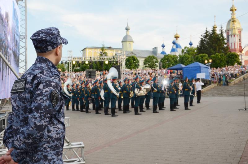 РОСГВАРДЕЙЦЫ ОБЕСПЕЧИЛИ ОХРАНУ ОБЩЕСТВЕННОГО ПОРЯДКА ВО ВРЕМЯ ПРОВЕДЕНИЯ X МЕЖДУНАРОДНОГО ФЕСТИВАЛЯ ДУХОВЫХ ОРКЕСТРОВ В ТАМБОВЕ