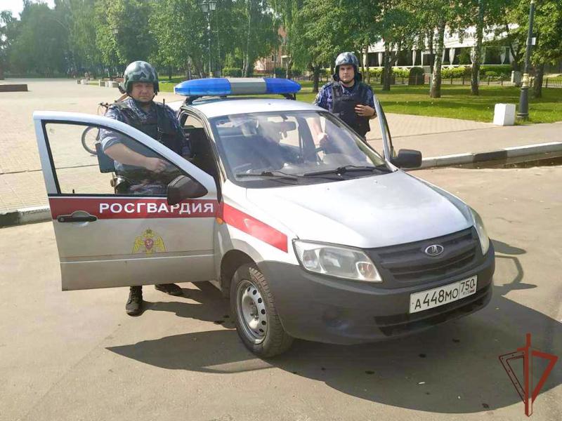 В Подмосковье росгвардейцы задержали гражданина, устроившего стрельбу из травматического пистолета