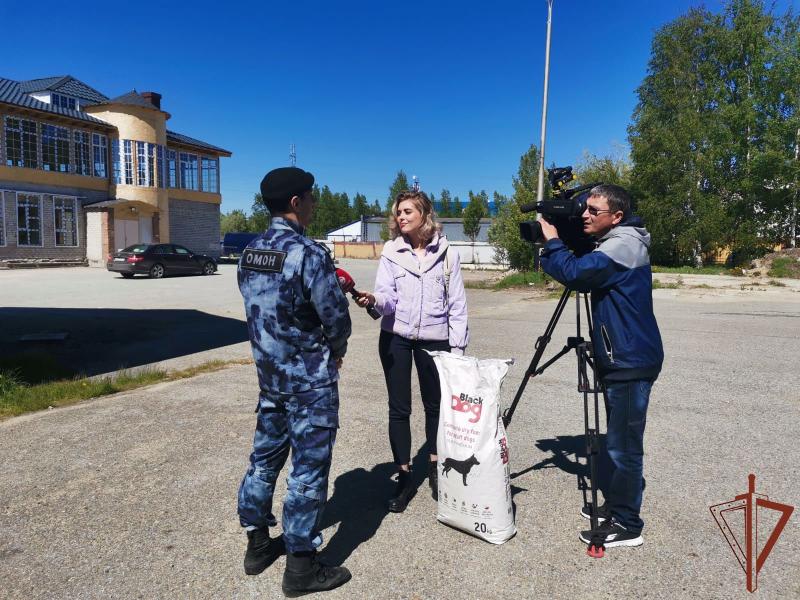 Офицеры Росгвардии оказали помощь активистам, опекающим бездомных животных в Югре