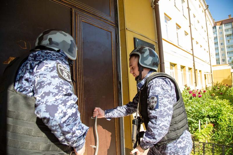 Сотрудники Росгвардии проверили готовность школ к новому учебному году в Челябинской области
