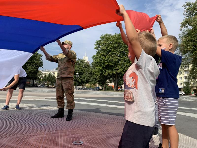 Росгвардейцы в Воронеже поддержали городские шлешмобы, посвященные Дню Государственного флага