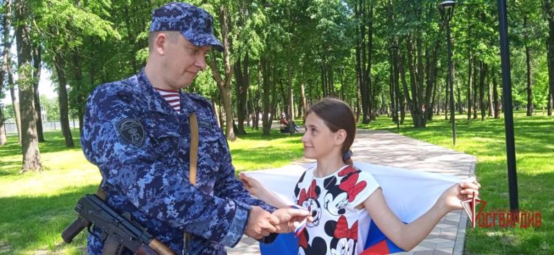 В День флага орловцы получили триколор из рук росгвардейцев