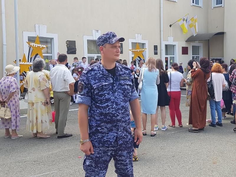 В День знаний сотрудники Росгвардии приняли участие в обеспечении правопорядка