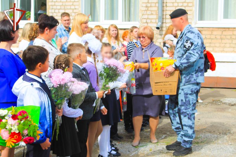 В День знаний сотрудники ОМОН «Таир» Росгвардии поздравили учеников подшефной школы-интерната с новым учебным годом