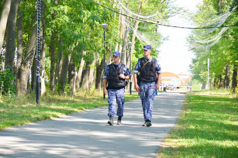 В Пензе сотрудники Росгвардии передали родителям ребенка, потерявшегося на прогулке