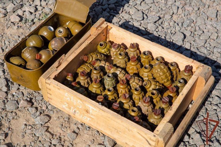 РОСГВАРДЕЙЦЫ ЗАДЕРЖАЛИ ПОСОБНИКОВ НАЦИОНАЛИСТОВ И НАШЛИ 25 СХРОНОВ С ОРУЖИЕМ В ХЕРСОНСКОЙ И ЗАПОРОЖСКОЙ ОБЛАСТЯХ.