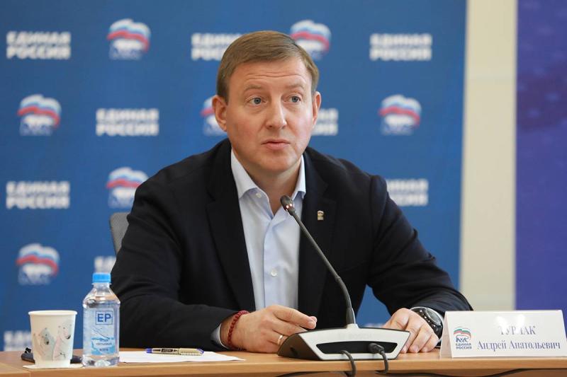 «Единая Россия» и Минпросвещения проработают вопрос включения в программу капремонта школ благоустройство территорий