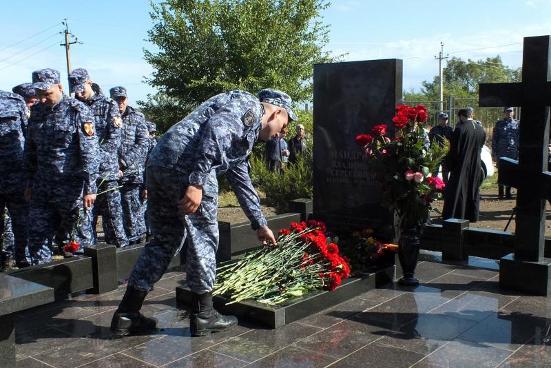 ПАМЯТЬ ПОГИБШИХ СОСЛУЖИВЦЕВ ПОЧТИЛИ РОСГВАРДЕЙЦЫ В НОВОЧЕРКАССКЕ