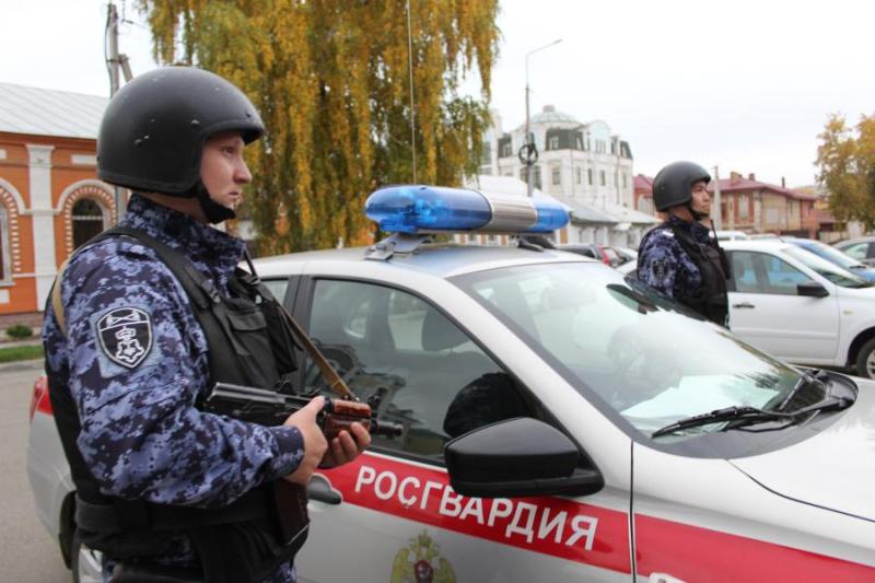 В Оренбуржье росгвардейцы провели информационную акцию «Вневедомственная охрана в лицах»