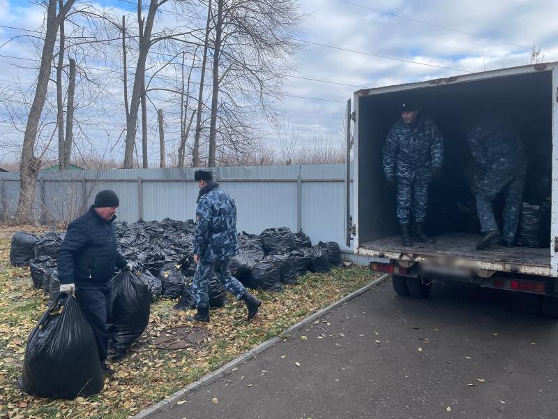 Сотрудники СИЗО-3 провели работу по уборке зеленой зоны Центра поддержки семьи и помощи детям «Аистенок»