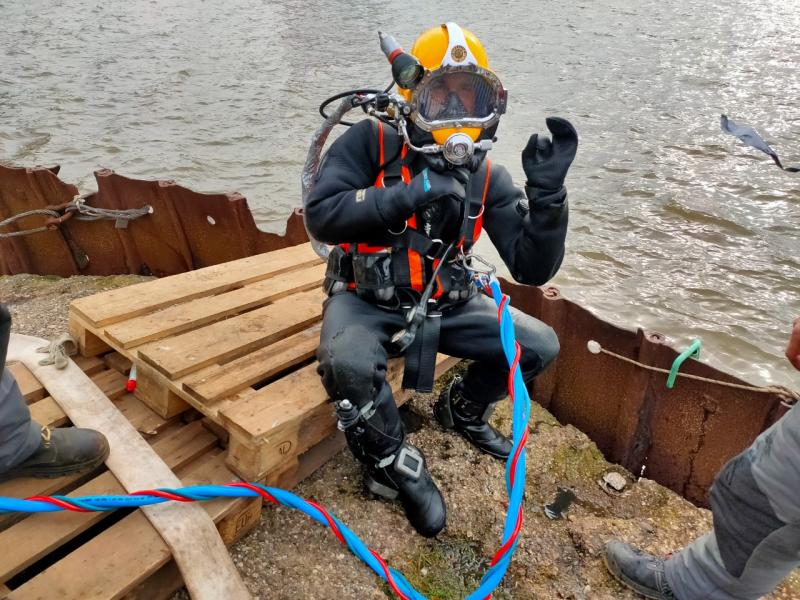 Промышленные водолазы оценили состояние опор железнодорожных мостов в Свердловской и Челябинской области