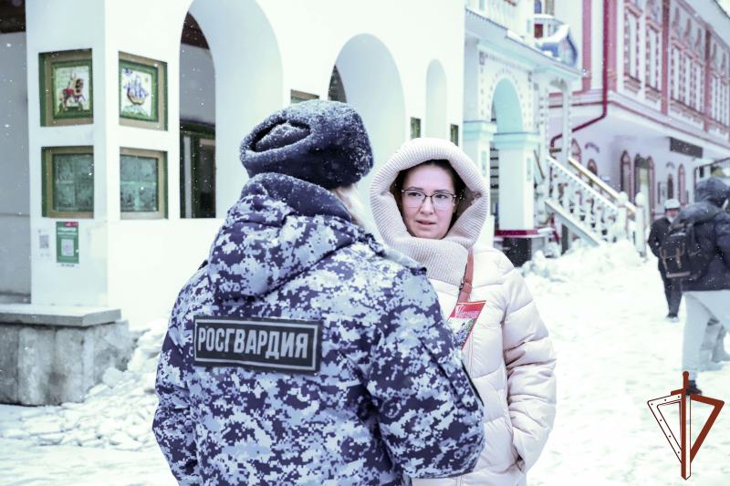 СТОЛИЧНЫЕ РОСГВАРДЕЙЦЫ ПРОВОДЯТ АКЦИЮ «БЕЗОПАСНЫЙ НОВЫЙ ГОД»