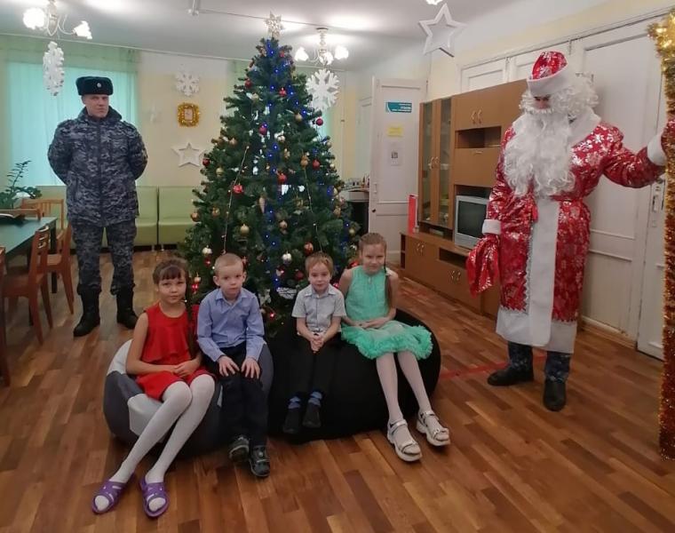 В Екатеринбурге офицеры Росгвардии в рамках акции «Безопасный Новый год» приняли участие в радиоэфире