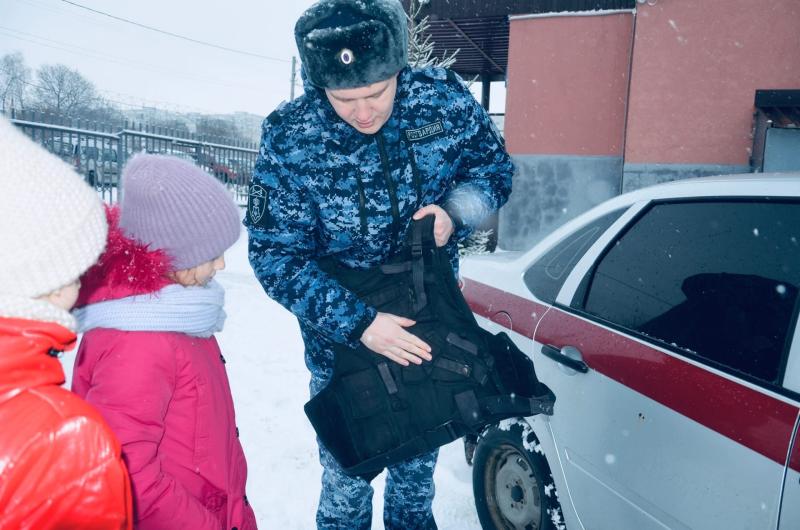 Новогоднее желание для детей исполнили росгвардейцы из Пензы