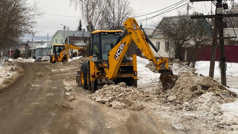 На Ямском проезде в Кашире-1 устраняют образовавшуюся на дороге наледь