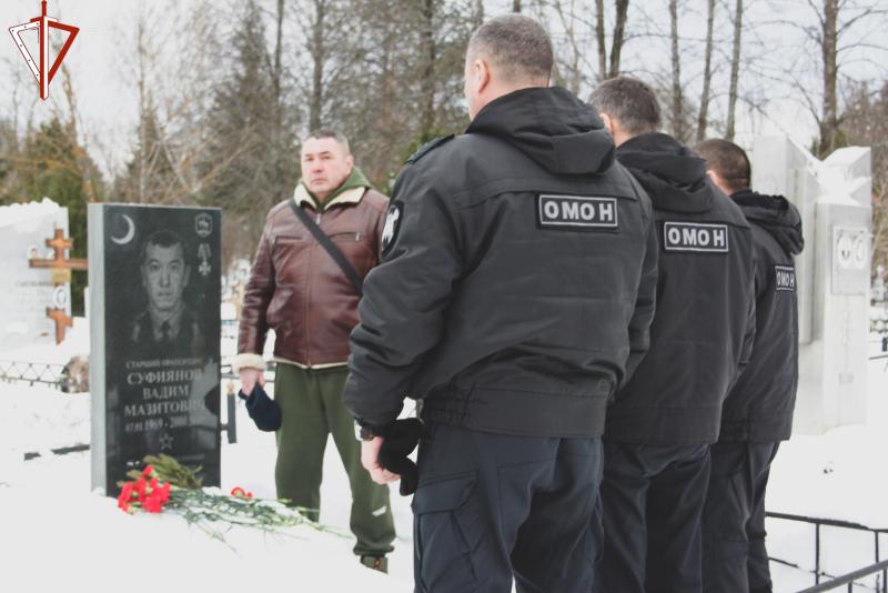 В Йошкар-Оле бойцы спецподразделения ОМОН «Таир» почтили память боевого товарища, погибшего 23 года назад