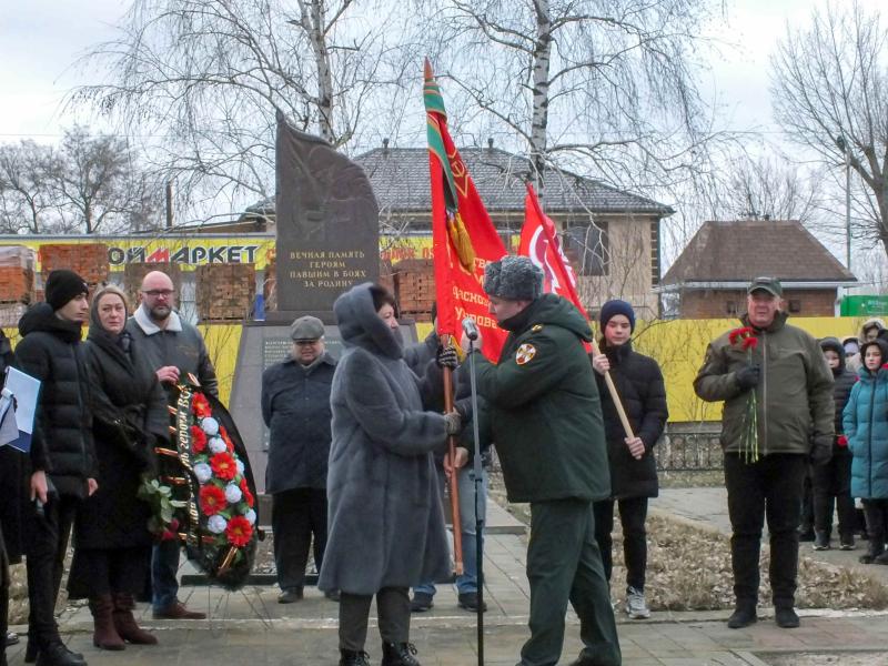 В РОСТОВСКОЙ ОБЛАСТИ РОСГВАРДЕЙЦЫ ПЕРЕДАЛИ ШКОЛЬНИКАМ БОЕВОЕ ЗНАМЯ ВРЕМЕН ВЕЛИКОЙ ОТЕЧЕСТВЕННОЙ ВОЙНЫ