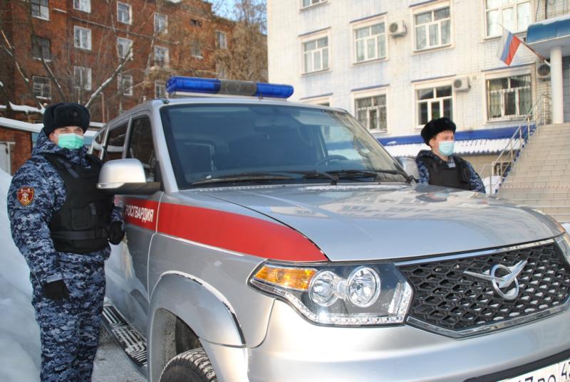 В Кирове росгвардейцы задержали гражданина при попытке расчета денежной купюрой с признаками подделки