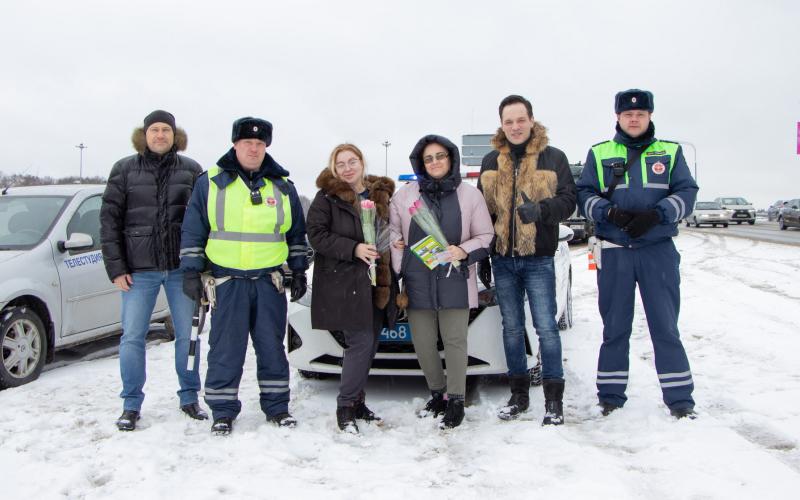 В Новой Москве прошла ежегодная акция «Цветы для автоледи», приуроченная ко Всемирному женскому дню