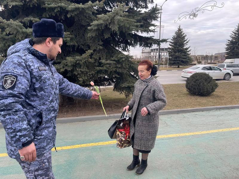 В Ингушетии росгвардейцы присоединились к акции «Дарите женщинам цветы»