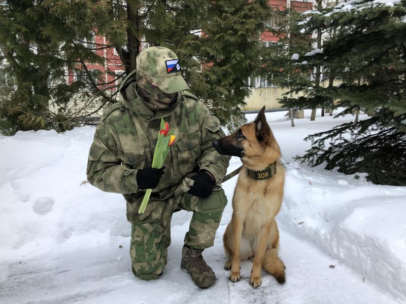 Росгвардейцы поздравили женщин с праздником