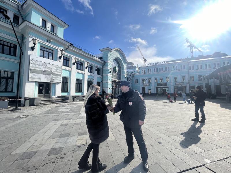 Столичные транспортные полицейские поздравили женщин с наступающим Международным женским днём