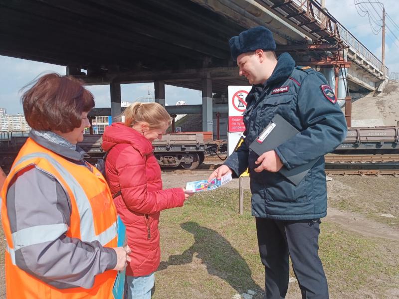 Транспортные полицейские Белгорода провели профилактический рейд около учебно-спортивного комплекса С.Хоркиной.