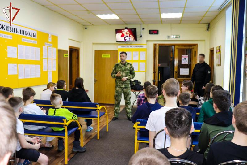 В г. Йошкар-Оле росгвардейцы рассказали учащимся спортивной школы о своей службе