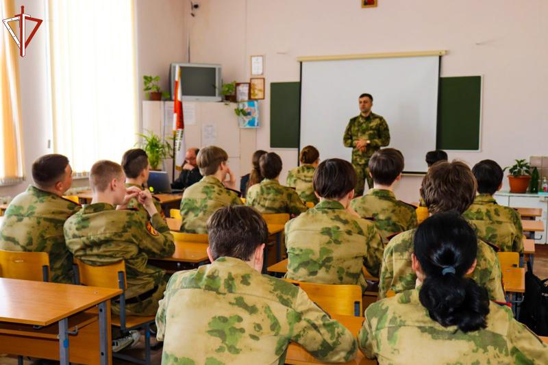 В Йошкар-Оле росгвардеец провел урок мужества для учащихся подшефного класса