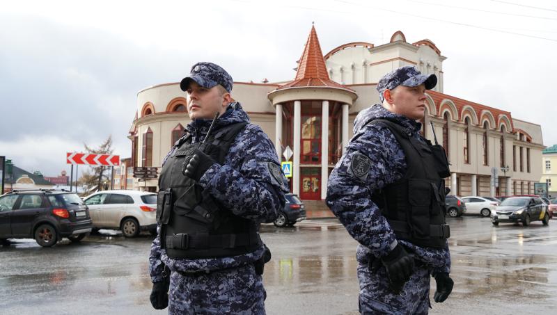 В Слободском росгвардейцы задержали гражданина, взломавшего дверь в чужое жилье