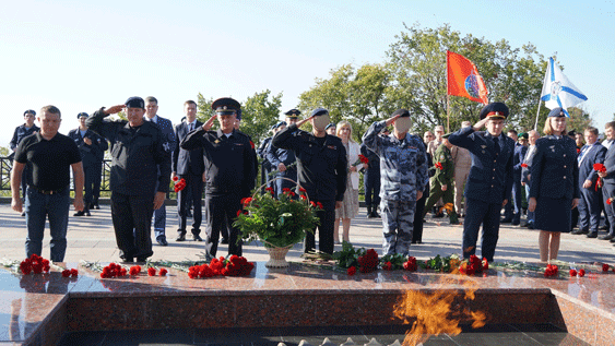 В День воинской славы ульяновские росгвардейцы возложили цветы к Вечному огню