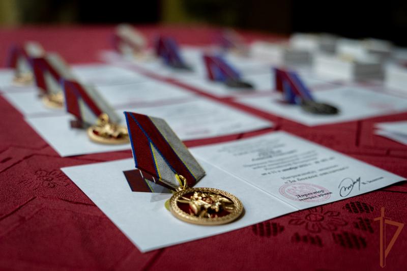 Командующий группировкой войск (сил) Росгвардии вручил государственные и ведомственные награды военнослужащим и сотрудникам ведомства