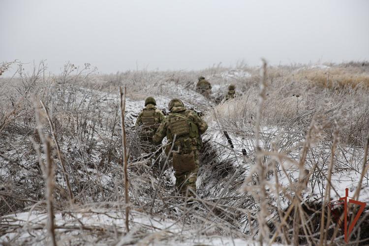 Росгвардейцы обнаружили на брошенных позициях ВСУ тайник с боеприпасами