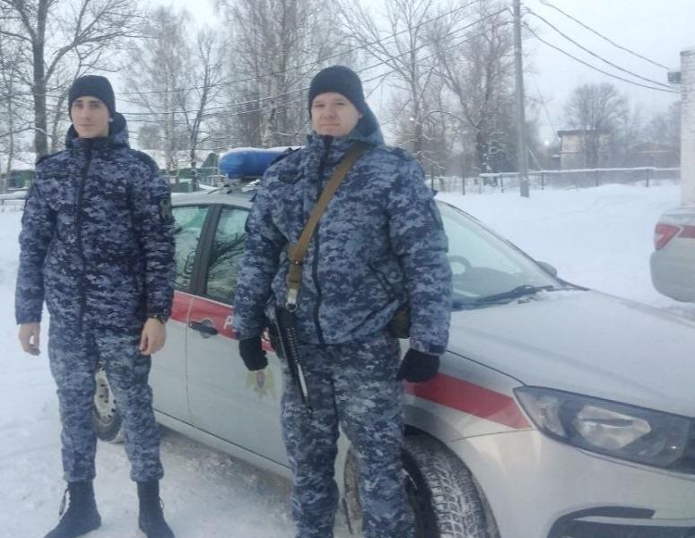 В Ярославле росгвардейцы оказали помощь женщине с переломом ноги