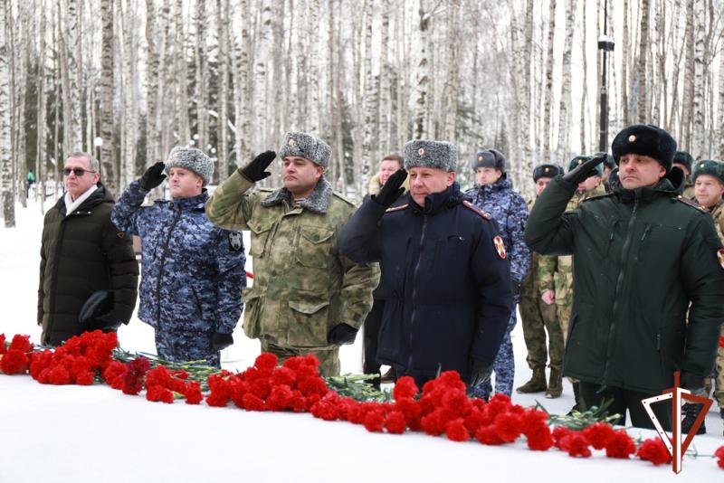 Военнослужащие и сотрудники Управления Росгвардии по ХМАО – Югре почтили память жертв блокады Ленинграда