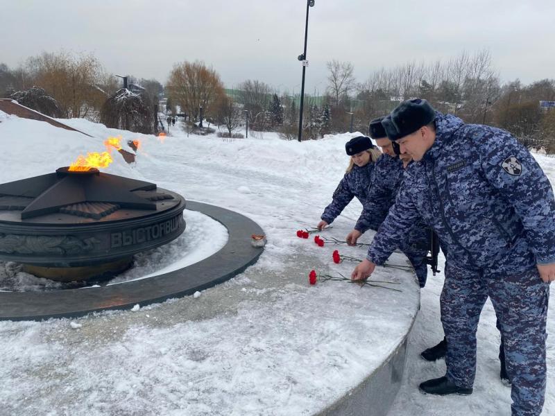 Мытищинские Росгвардейцы возложили цветы к  Вечному огню Мемориала славы, к 80-летию со дня полного снятия блокады Ленинграда