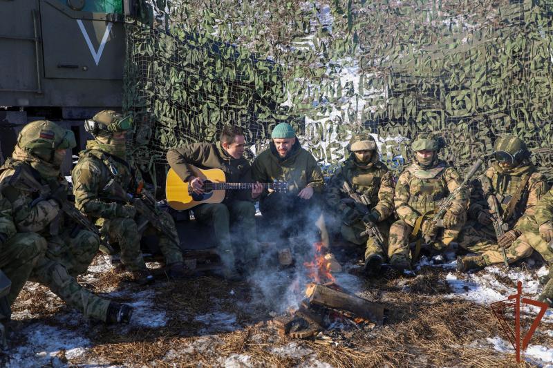 Рэпер ST и гитарист группы «Звери» выступили перед росгвардейцами в зоне СВО