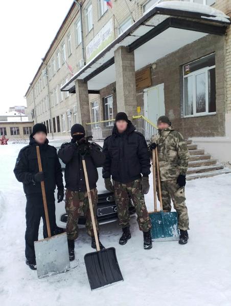 Бойцы ОМОН «Сталь» помогли сотрудникам школы-интерната справиться со снежной стихией