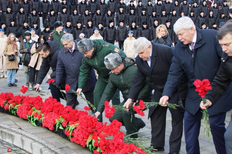 ПАМЯТЬ ОСВОБОДИТЕЛЕЙ РОСТОВА-НА-ДОНУ ПОЧТИЛИ ПРЕДСТАВИТЕЛИ РОСГВАРДИИ