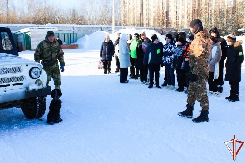 В Йошкар-Оле сотрудники Росгвардии провели день открытых дверей для школьников