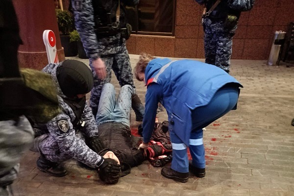 Сотрудники Росгвардии задержали раненого дебошира в Москве 