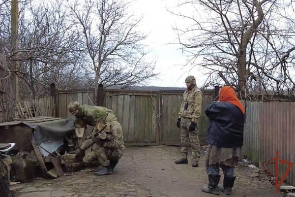 Росгвардейцы помогли пенсионерке в ДНР