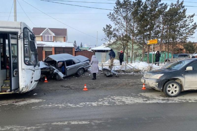 Автобус и 4 машины столкнулись в Новосибирске: есть пострадавшие