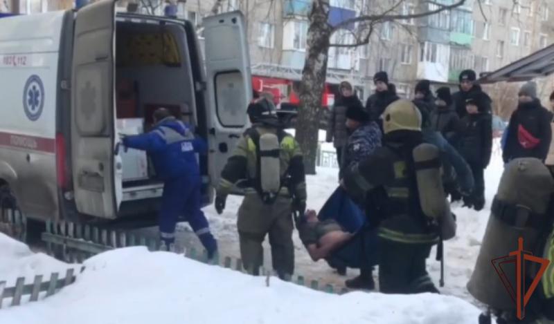 В Пензе росгвардейцы эвакуировали жителей при пожаре в многоквартирном доме