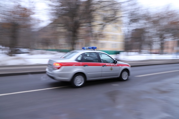 Росгвардейцы оказали помощь пострадавшему в дтп велокурьеру в Москве