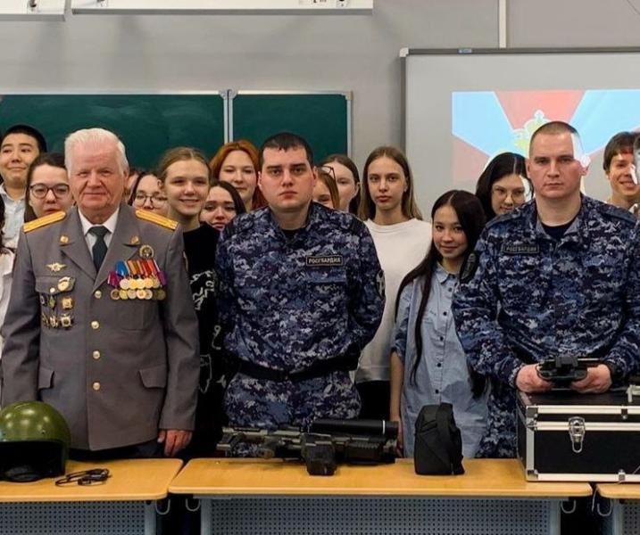 Ветераны войск правопорядка совместно с сотрудниками подразделений Главного управления Росгвардии по Московской области проводят патриотические встречи со школьниками