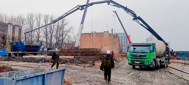 Первая стойка опоры эстакады Большого Смоленского моста забетонирована