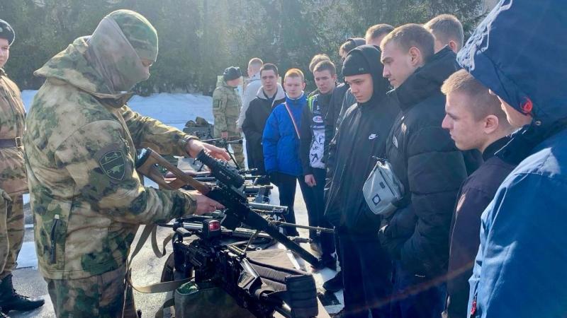 В Пензенской области военнослужащие Росгвардии организовали для школьников День открытых дверей