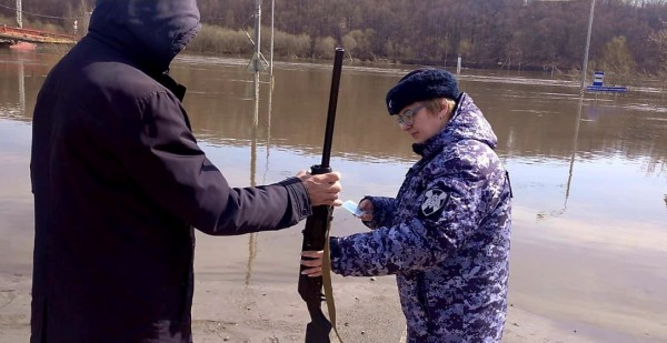 В Подмосковье росгвардейцы контролируют ситуацию в подвергшихся подтоплению населенных пунктах