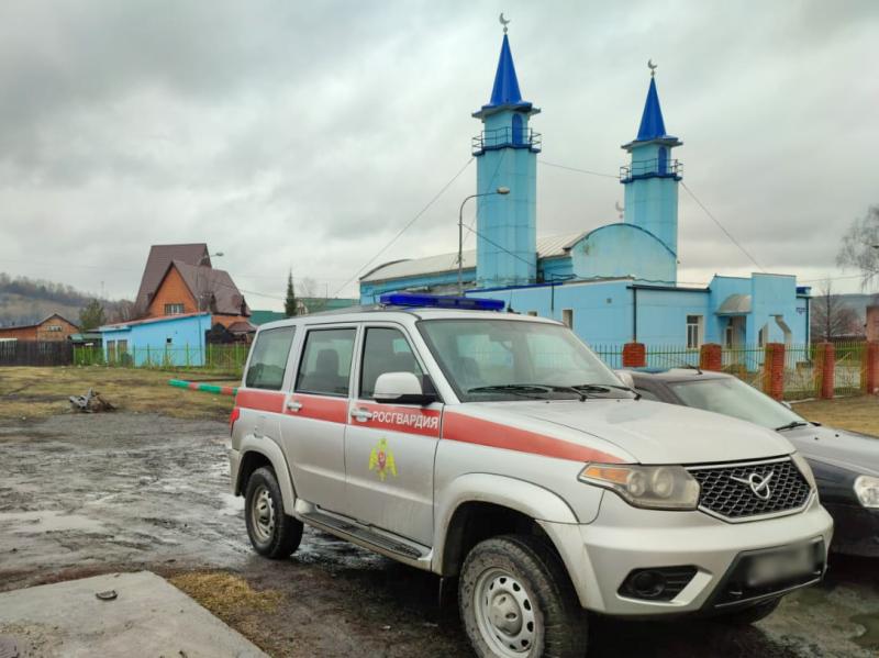 В Кузбассе сотрудники Росгвардии обеспечили безопасность во время проведения мусульманского праздника Ураза-байрам